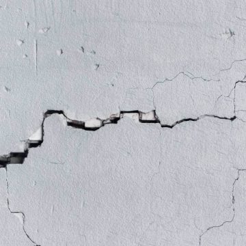 Fissure dans les murs : comment les identifier et quelles solutions ?